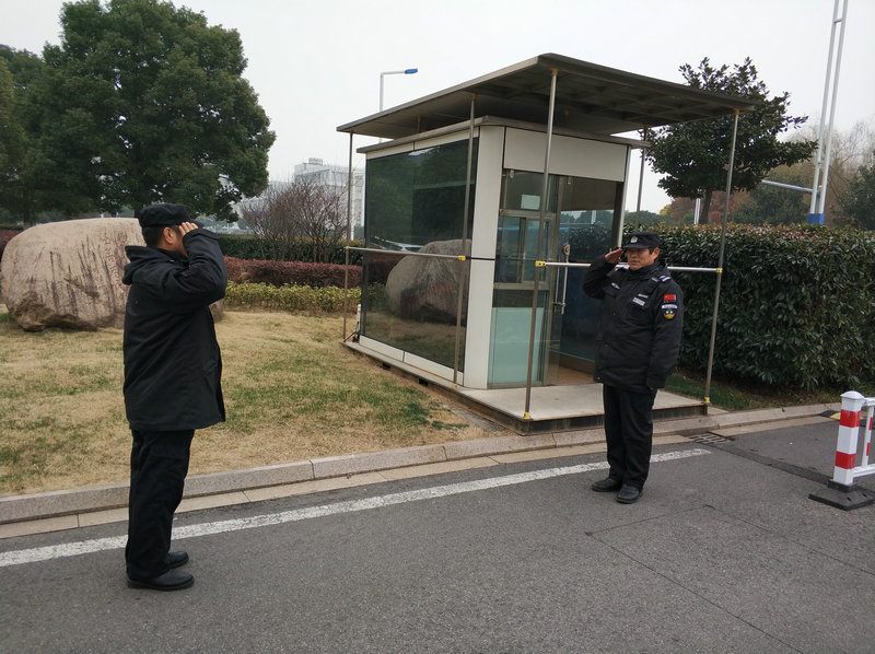 了保安人员立岗进一步以高标准跨立姿势,规范交接班程序和相应动作